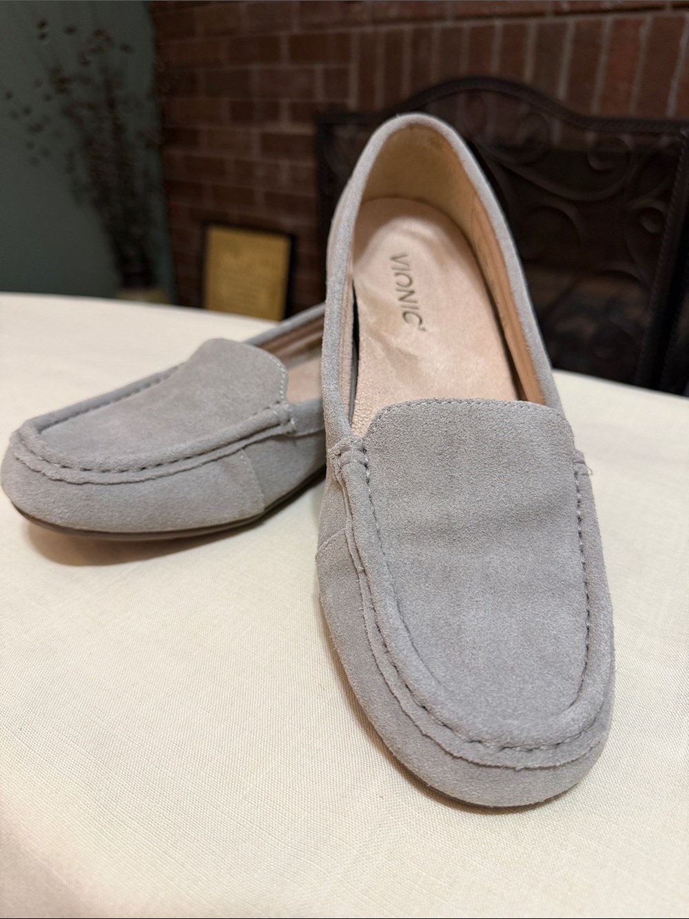 Vionic Debbie Woman’s Light Gray Suede Slip-On Driving Mocs Loafers 8.5